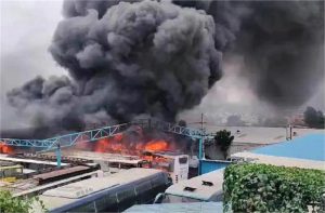 बस डिपो में लगी भयानक आग, कई बसें जलकर हुईं खाक, सामने आया वीडियो