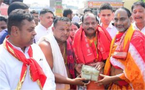 रघुवर दास ओडिशा पहुंचे, राज्यपाल पद की शपथ लेने से पहले जगन्नाथ मंदिर में किए दर्शन