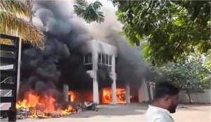 महाराष्ट्र में हिंसक हुआ मराठा आंदोलन, NCP विधायक के घर पर पहले की पत्थरबाजी फिर लगा दी आग
