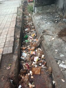 शाजापुर जिला अस्पताल की नालियां कई दिनों साफ नहीं हुई है