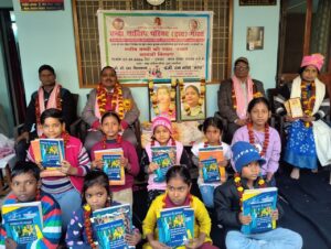 माता सावित्रीबाई फुले जयंती पर गरीब बच्चों में पठन-पाठन सामग्री का वितरण