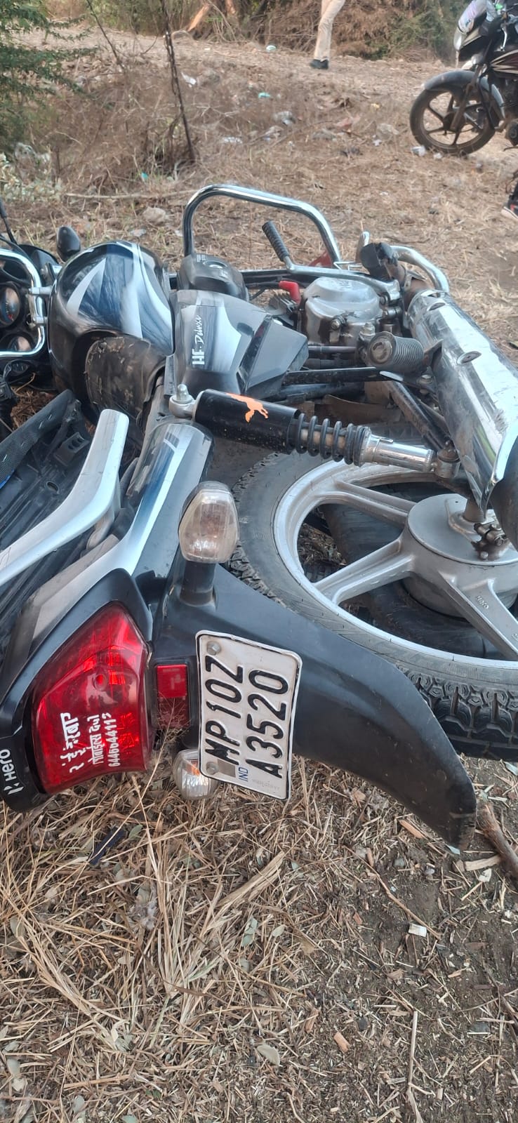 खलघाट टोल के पास भीषण सड़क हादसा, डंपर ने बाइक को मारी टक्कर