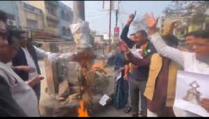 मंत्री के विवादित बयान के विरोध में शुजालपुर में कांग्रेस ने फूंका पुतला