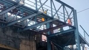 रेल्वे फुट ओवर ब्रिज हटाया दो घंटे रेल यातायात बंद रहा