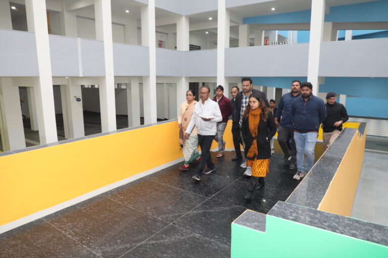कलेक्टर बाफना ने सरदारवल्लभभाईपटेलसांदीपनि विद्यालय का निरीक्षण किया