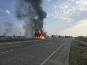 शाजापुर: हाईवे प्राइड होटल के पास ट्रेलर में भीषण आग, चालक की सूझबूझ से टला बड़ा हादसा