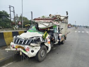 NH-52 पर अनियंत्रित होकर डिवाइडर से टकराया लोडिंग वाहन, 112 की टीम ने सुरक्षित निकाला