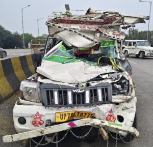NH-52 पिकअप गाड़ी अपने आगे चल रहे वाहन से टकरा गया