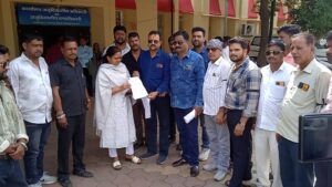 नई नीति के विरोध में बस मालिकों ने हाथों पर काली पट्टी बांधकर किया प्रदर्शन