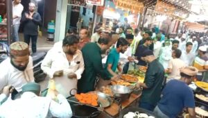 बाजार में बढ़ी चहल-पहल, इफ्तारी के लिए उमड़ रही रोजेदारों की भीड़