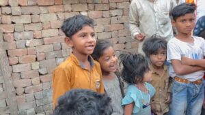 बच्चों को बांटी पिचकारी, मिठाईयां व होली के रंग