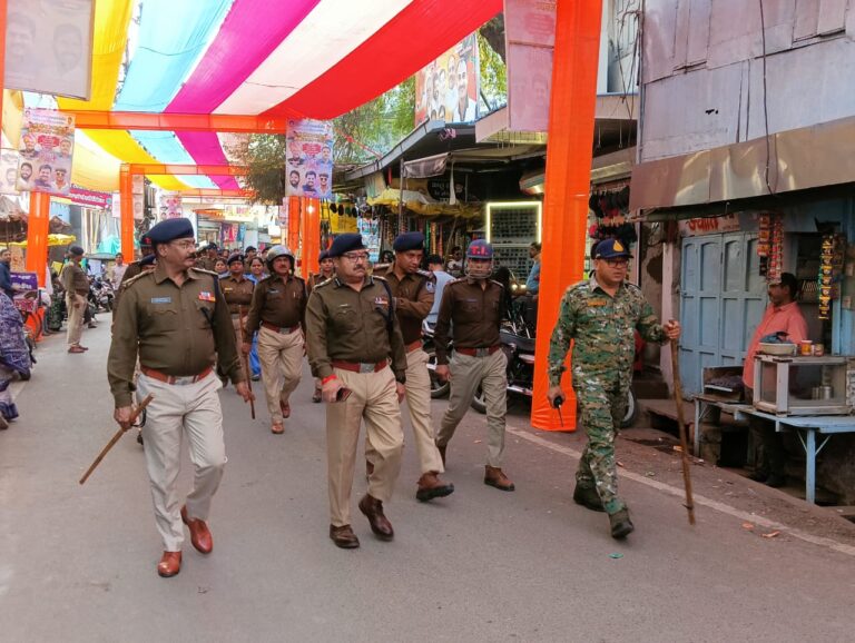 शाजापुर की सड़कों पर उतरा भारी पुलिस बल: एसपी के नेतृत्व में निकला फ्लैग मार्च,