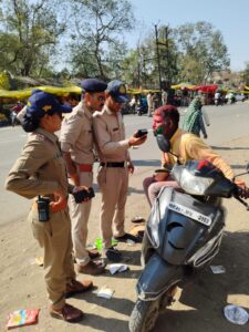 नशा करके वाहन चालकों यातायात पुलिस ‘ब्रीथ एनालाइजर’ से चैक कर रही
