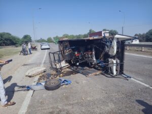 मोरटा जोड़ एबी रोड पर मैजिक वाहन पलटा