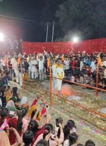 पोलाय खुर्द में होली पर दहकते अंगारों पर नंगे पैर चलते ग्रामीण,