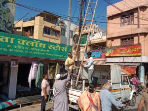 शाजापुर छोटा चौक विद्युत मंडल के खंभे पर भड़की आग, मची अफरा-तफरी