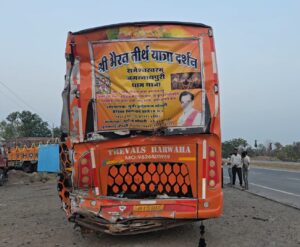 नेशनल हाईवे-52 पर तीर्थयात्रियों की बस को टैंकर ने मारी टक्कर, 10-12 घायल