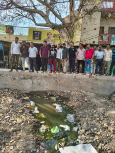 धोबी चौराहे पर रोड़ खुदाई से बढ़ी परेशानी, दुकानदारों का कारोबार प्रभावित