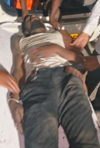 नेवज खेड़ी के पास प्याज से भरा ट्रक खाई में गिरा, दो युवक घायल