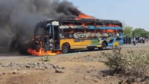 NH-52 पर चलती बस बनी आग का गोला, बारातियों की सूझबूझ से सभी यात्री सुरक्षित