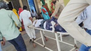 मोल्ट जोड़ पर ट्रैक्टर-बाइक की टक्कर पनवाड़ी के तीन युवक गंभीर घायल
