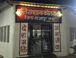 धोबी चौराहे पर युवक को सिगरेट चोरी के आरोप में पकड़ा, भीड़ ने की पिटाई