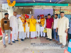 हज यात्रियों का भव्य स्वागत, बेरछा में दिखी हिंदू-मुस्लिम एकता की मिसाल