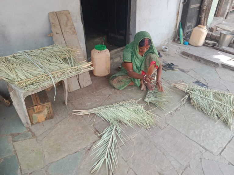झाड़ू बनाने वाले समाज की पीड़ा कीमत आज भी मात्र 10 रुपये