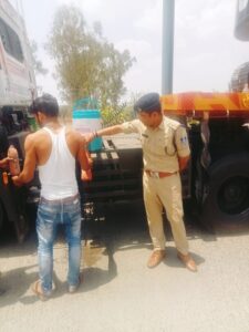 शाजापुर पुलिस की जल सेवा, हाईवे पर वाहन चालकों को पिलाया शीतल जल