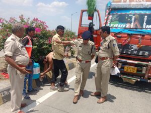 शाजापुर पुलिस की जल सेवा, हाईवे पर वाहन चालकों को पिलाया शीतल जल