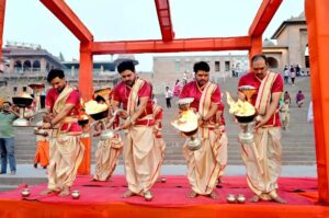 गंगा दशहरा पर श्री काशी विश्वनाथ धाम के गंगा द्वार पर हुई दिव्य आरती…. 