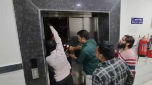 जिला अस्पताल की लिफ्ट में दो युवक फंसे, 15 मिनट बाद निकाला बाहर