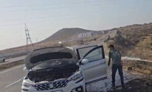नेशनल हाईवे-52 पर चलती अर्टिगा कार में लगी आग, फायर ब्रिगेड ने पाया काबू