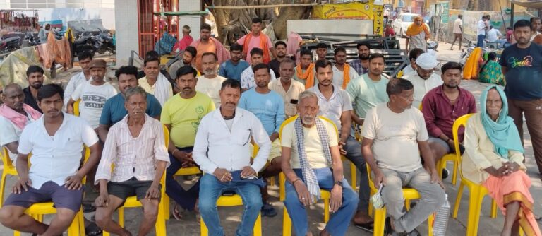लाइसेंस नवीकरण एवं उत्पीड़न को लेकर नाविक समाज ने की बैठक
