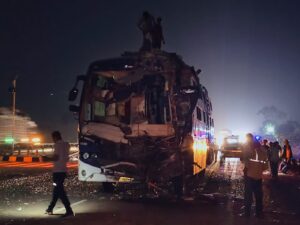 अवैध लकड़ी से भरे ट्रक से टकराई बस, 18 लोग घायल, एक की मौत