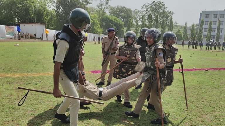 मॉकड्रिल: पुलिस लाइन में उपद्रव कर रहे लोगों पर की गोलीबारी