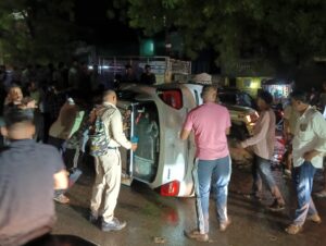 डिवाइडर पर चढ़कर पलटी कार, बड़ा हादसा टला