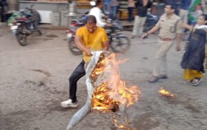 प्रआ प्रमोद नागर ने दिखाया जज्बा, कांग्रेसी के हाथ से छीन ले गया केंद्रीय मंत्री का जलता पुतला