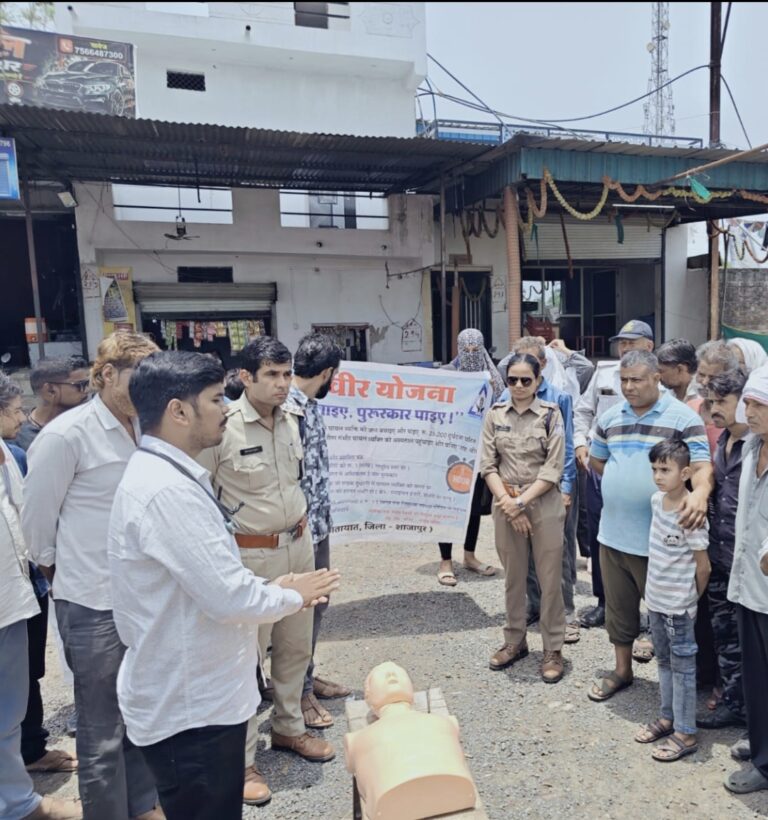 ब्लैक स्पॉट पर ग्रामीणों को दिया सीपीआर प्रशिक्षण, राहवीर योजना की दी जानकारी