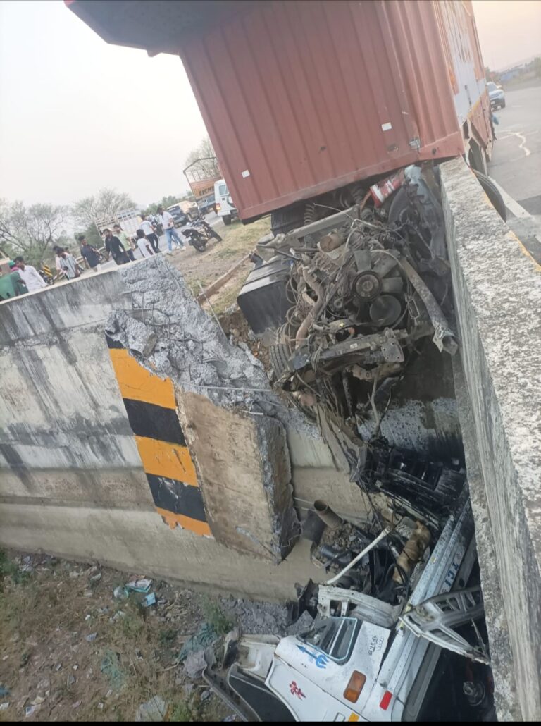 अनियंत्रित कंटेनर नहर में गिरा, चालक घायल
