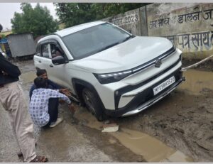 नर्मदा पाइपलाइन की खोदी नाली में धंसी कार, डायल-112 ने निकाला बाहर