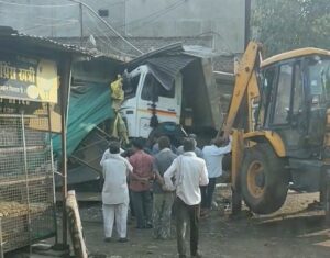 अनियंत्रित डंपर दुकानों में घुसा, तीन से चार दुकानों में हुआ नुकसान