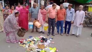 कचरा वाहन नहीं पहुंचने पर वार्डवासियों का फूटा गुस्सा आजाद चौक पर कचरा डालकर किया प्रदर्शन