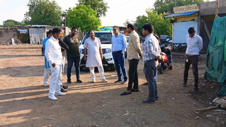 हाट मैदान का निरीक्षण: अवैध कब्जे हटाने के निर्देश,बारिश से बचाव के लिए होगी स्थायी व्यवस्था