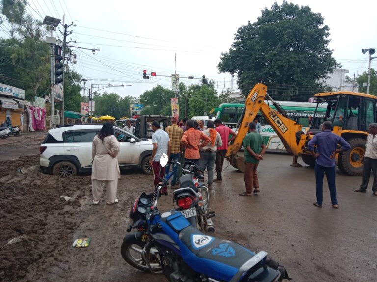 शाजापुर के ट्रैफिक पॉइंट पर कीचड़ में फंसी कार 