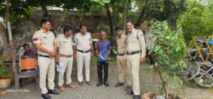 लालघाटी थाना पुलिस की मानवीय पहल भटके हुए अर्धविक्षिप्त बुजुर्ग को संवारा ओर परिवार से मिलाया