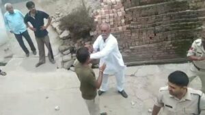 खाकी के सामने युवक से मारपीट, मूकदर्शक बनी पुलिस सरपंच पर लगे दबंगई के आरोप