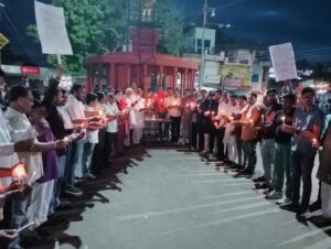 कांग्रेस ने नीट पेपर लीक से आत्महत्या करने वाले छात्रों को कैंडल जलाकर नम आंखों से दी श्रध्दांजली 