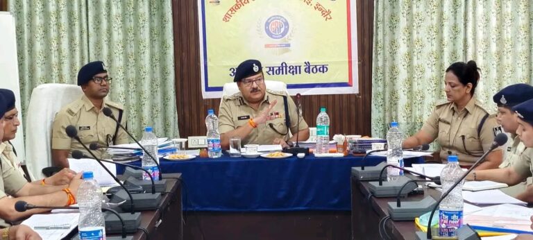 पुलिस अधीक्षक रेल इंदौर यशपाल सिंह राजपूत द्वारा अपराध समीक्षा बैठक आयोजित अपराध नियंत्रण, यात्री सुरक्षा एवं गुणवत्तापूर्ण पुलिसिंग पर दिया विशेष जोर