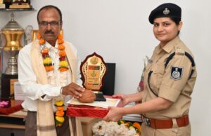 सब इंस्पेक्टर आरएस तोमर हुए सेवानिवृत्त एसपी प्रियंका ने शाल-श्रीफल भेंट कर दी भावभीनी विदाई